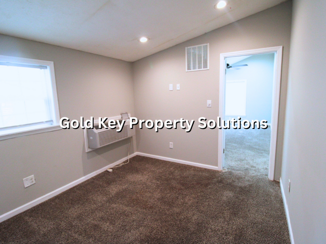 Building Photo - 1 BR 1 BA Downstairs Apartment with ALL UT...