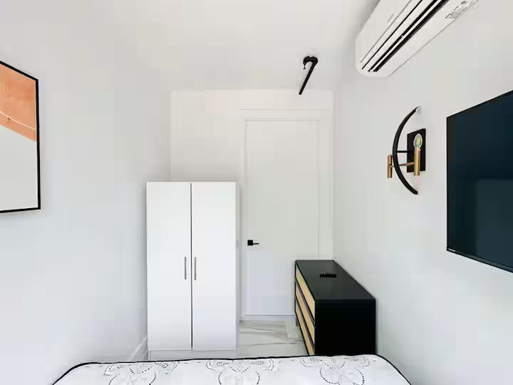 Building Photo - Furnished room/NOT APARTMENT
