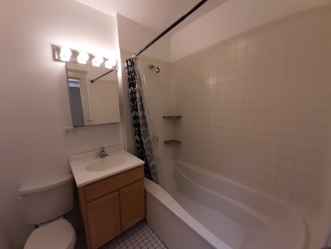 Building Photo - 5118 N Kenmore Ave