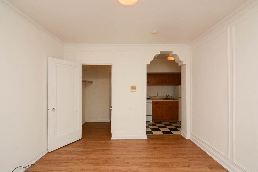 Building Photo - 4060 N Kenmore Ave