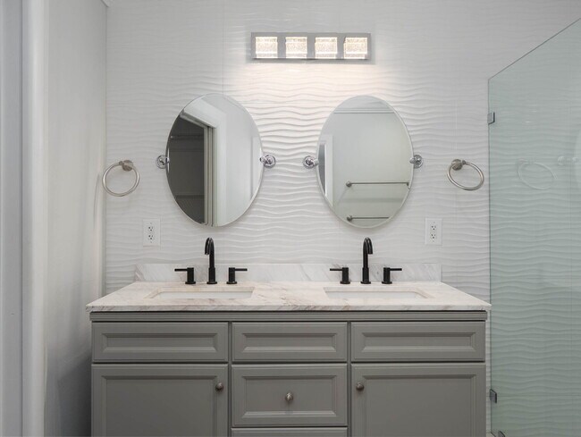 Building Photo - Country-Style Sarasota Living on a Full Acre - Pool Home with Oversized Workshop — Move-In Ready Now