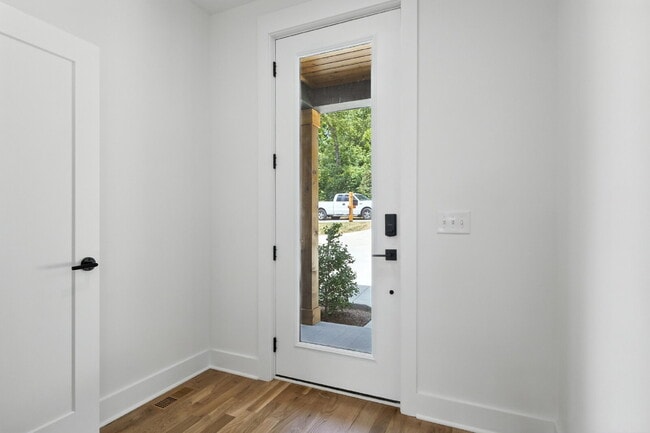 Building Photo - "Spacious 4-Bed, 4-Bath Gem in Nashville -...