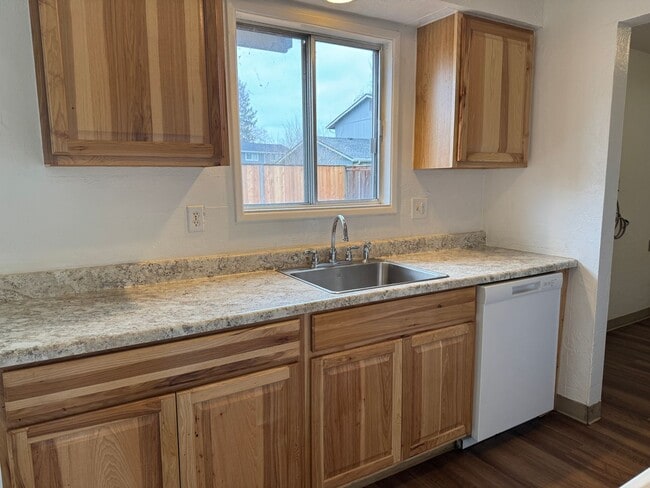 Building Photo - 2 bed 1 1/2 bath duplex in Springfield!