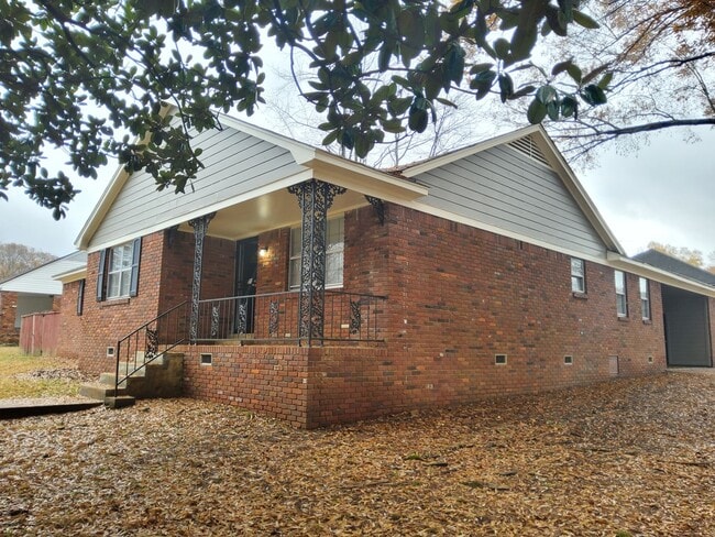 Building Photo - Picturesque Home Worth Checking Out