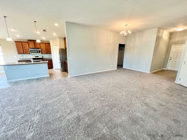 Building Photo - Spacious 4 bedrooms