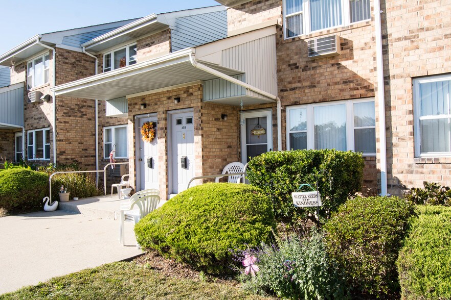 Brookwood at Oakdale 100 Patricia Ct Oakdale NY 11769 Apartment Finder