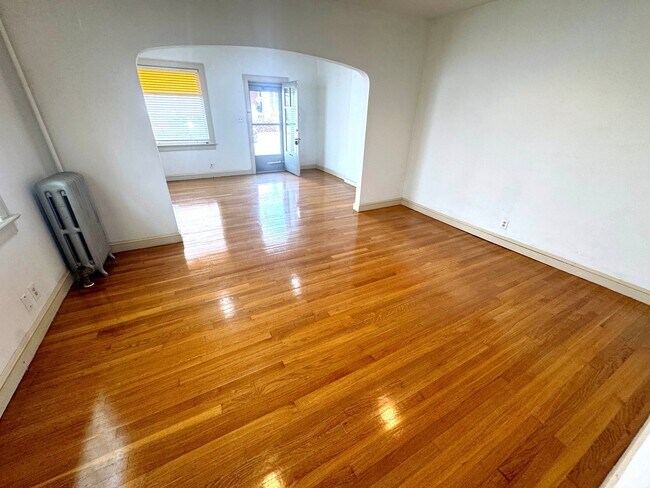 Building Photo - 26 Pen Argyl St
