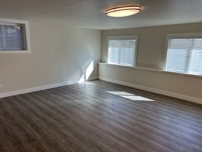 Building Photo - Beautifully Remodeled President’s Neighborhood Home