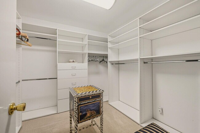 Building Photo - 10 Whittier Ct