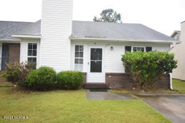 Building Photo - Nice 2 Bedroom Townhome Close to Camp Leje...