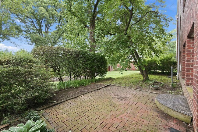 Building Photo - Bright Alexandria Condo with Private Patio & Community Pool!