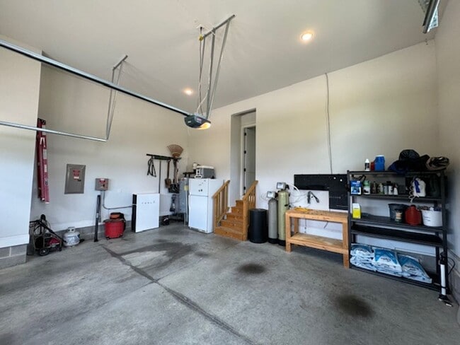 Building Photo - Lightly Furnished 4BR, 4BA Chapel Hill Hom...