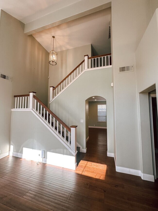 Building Photo - Pleasanton home available now!