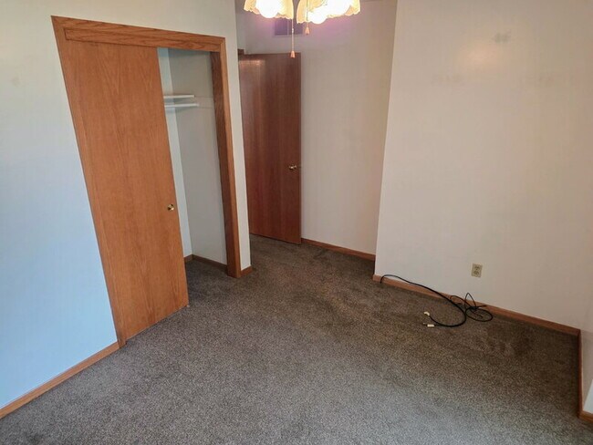 Building Photo - 5310 Brookview Dr