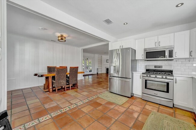 Building Photo - ALL THE CHARM! - Siesta Key 1+ acre on the Bay - 3 bed/ 2 bath pool home