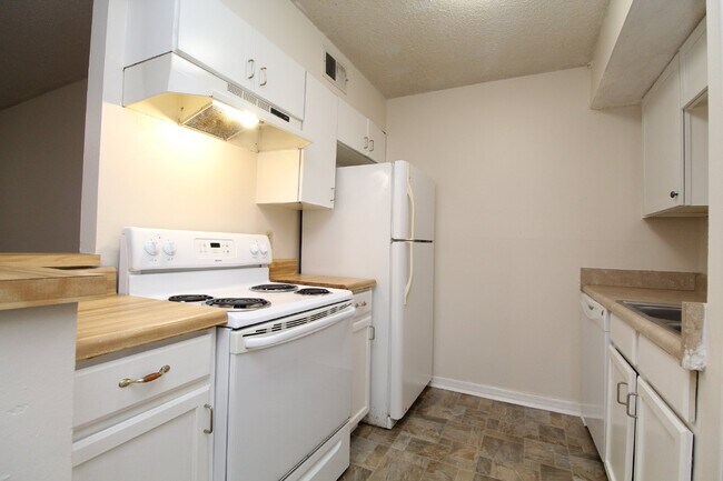 Building Photo - 2BR/2BA 1st-Floor Condo in West Pensacola ...