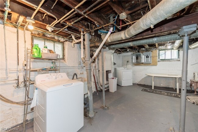 Building Photo - 2035 Chesterland Ave