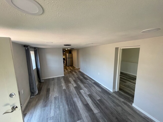 Building Photo - 2 bedrooms remodeled duplex with a spaciou...