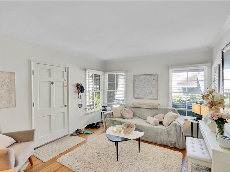 light and bright home - 4266 Troost Ave