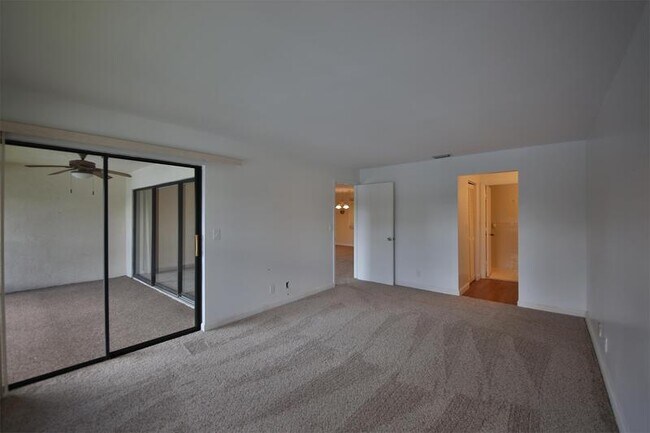 Building Photo - 400 Misty Pines Cir