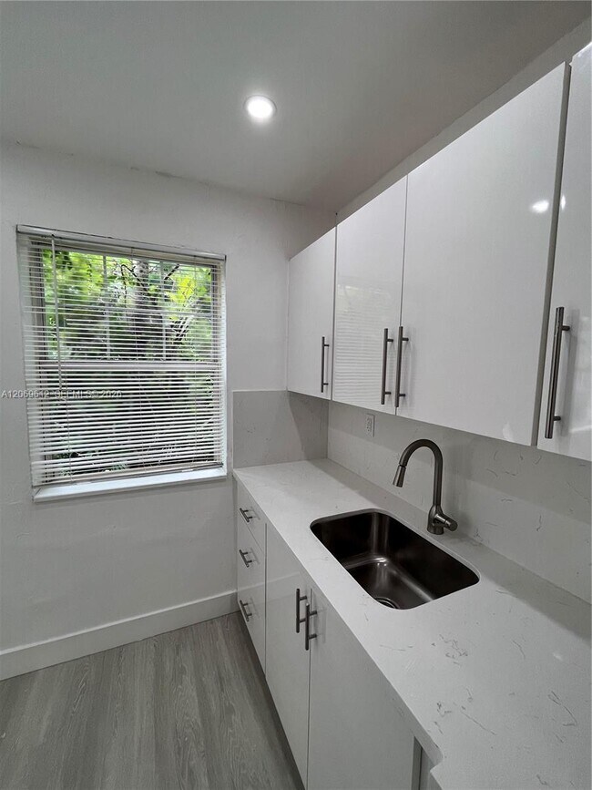 Building Photo - 15 Sidonia Ave
