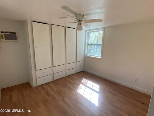 Building Photo - 125 Compton St