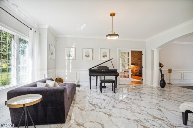 Building Photo - 22 Forest Hill Dr