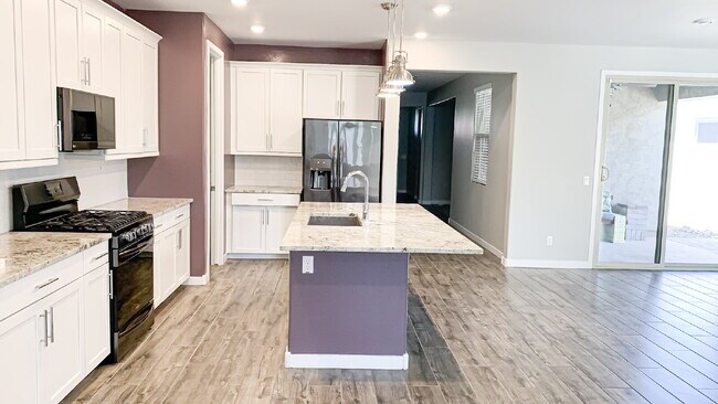 Building Photo - "Spacious 3-Bed, 3-Bath Mesa Retreat with ...