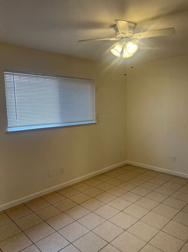 Building Photo - ADORABLE 2 BED DUPLEX WITH NEWER KITCHEN!!