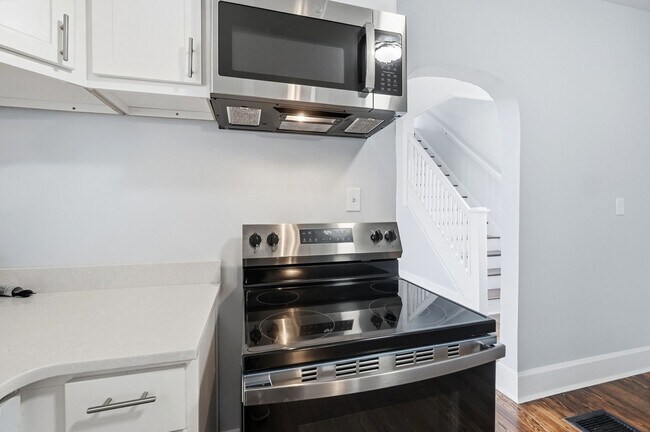 Building Photo - Three Bedroom Home in Hamilton!