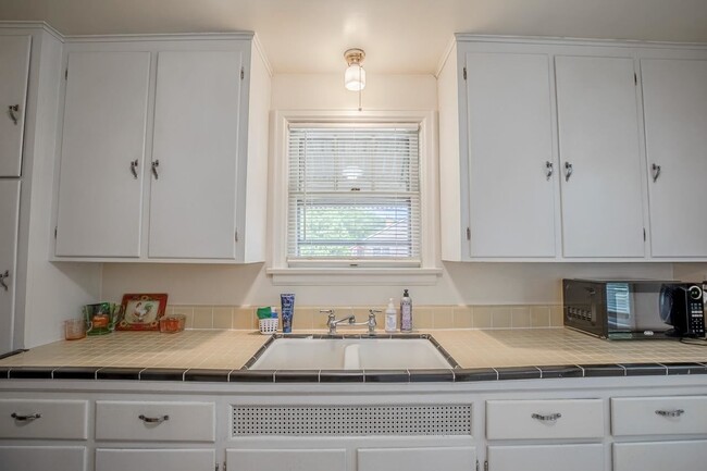 Kitchen - 2640 Stevens St