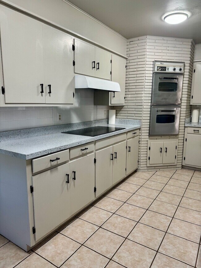 Building Photo - "Charming 3-Bedroom Gem with 2 Full Baths on 54th Street – Spacious 1,725 Sq Ft Haven in Lubbock!"