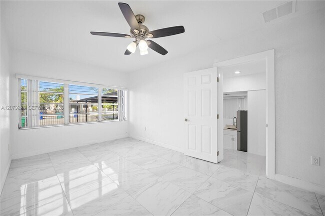 Building Photo - 411 SW 34th Ave