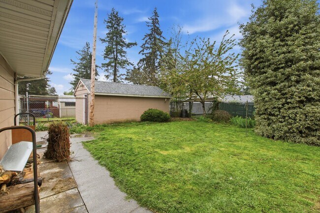 Building Photo - Cozy 4-Bedroom Home with Wood Stove & Large Backyard in Mountlake Terrace