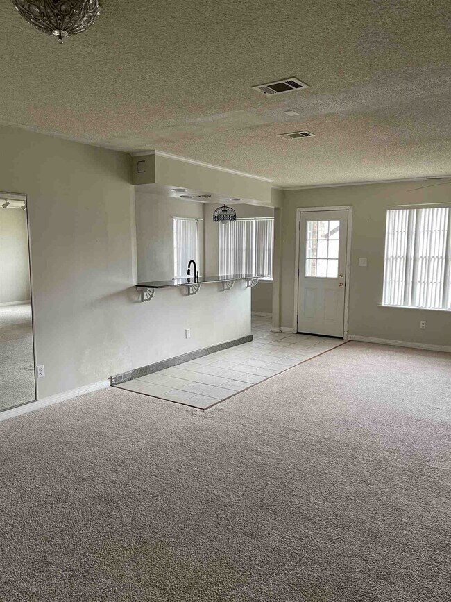 Building Photo - 12081 Longwood Dr