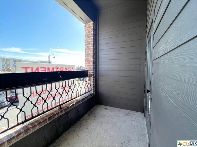 Building Photo - 301 N LBJ Dr