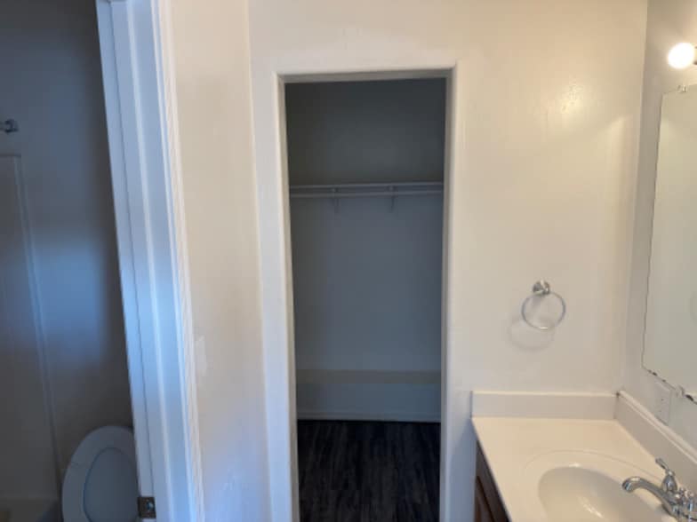 Building Photo - 1034 W 8th S St