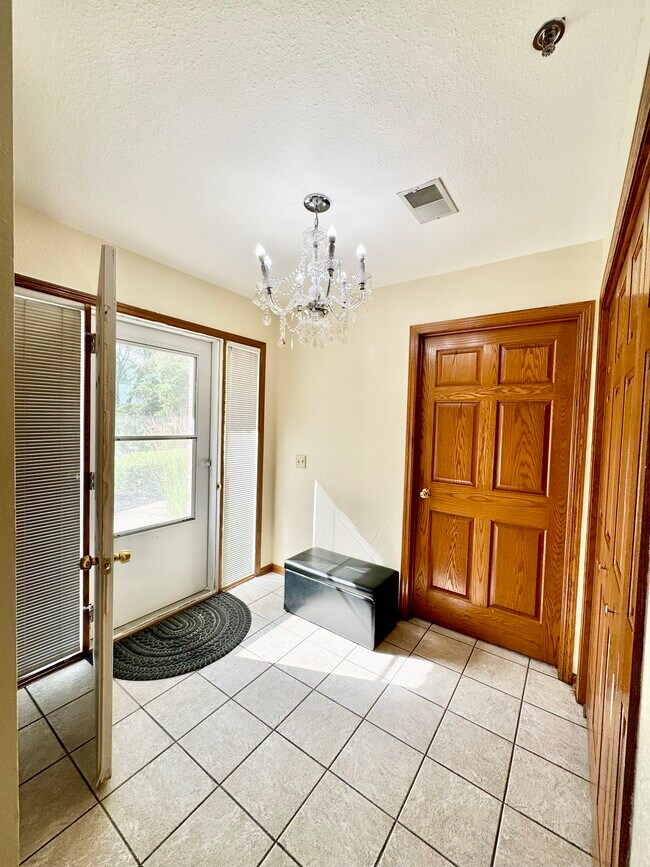 Building Photo - 367 Kristin Ct E