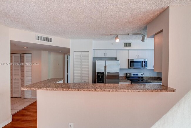 Building Photo - 1111 Brickell Bay Dr