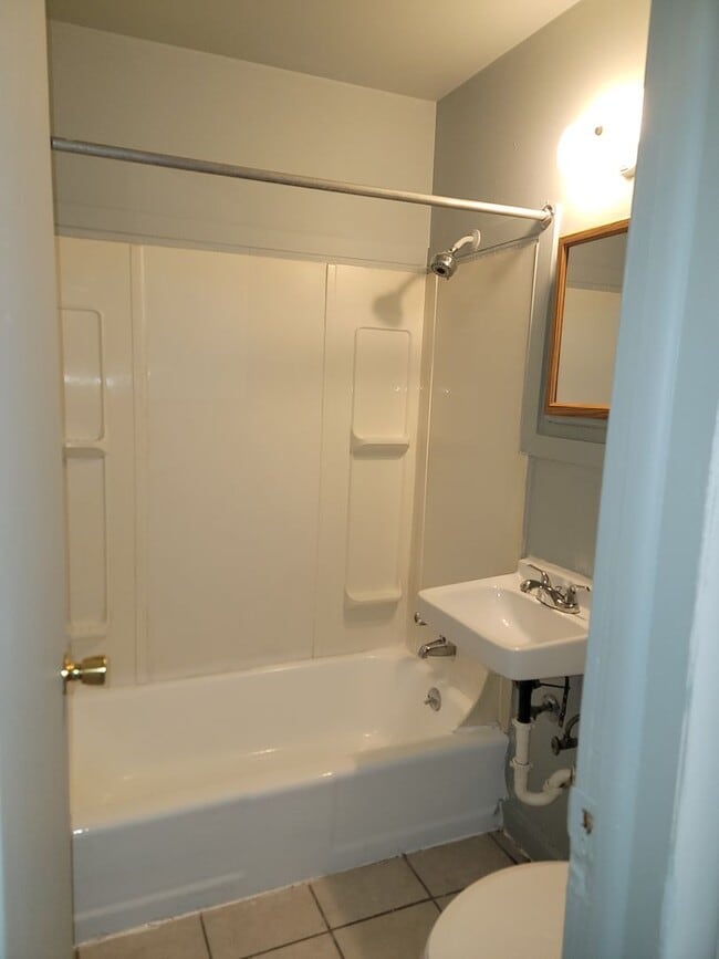 Building Photo - 2BR/1BA Updated Home – Vouchers Welcome!