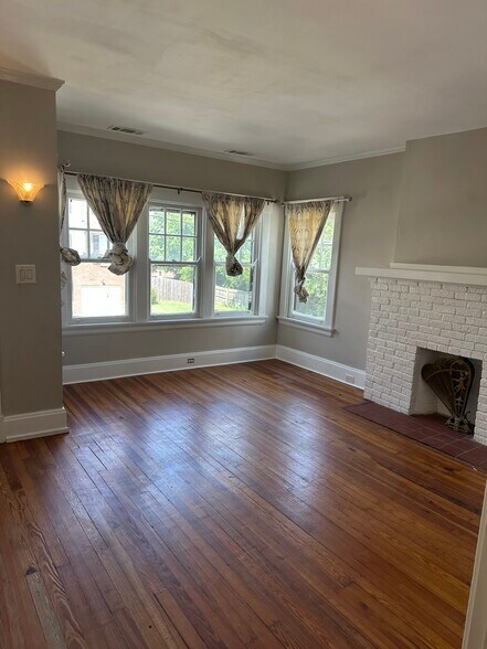 Building Photo - 3373 Everson Ave