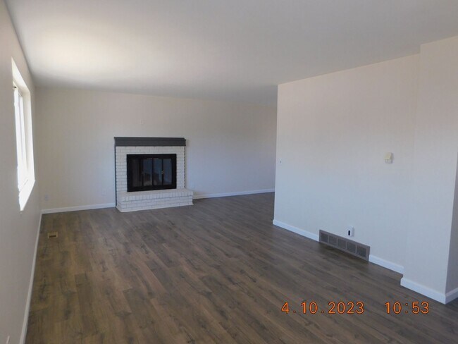 Building Photo - Welcome Home! Beautiful house in Littleton!