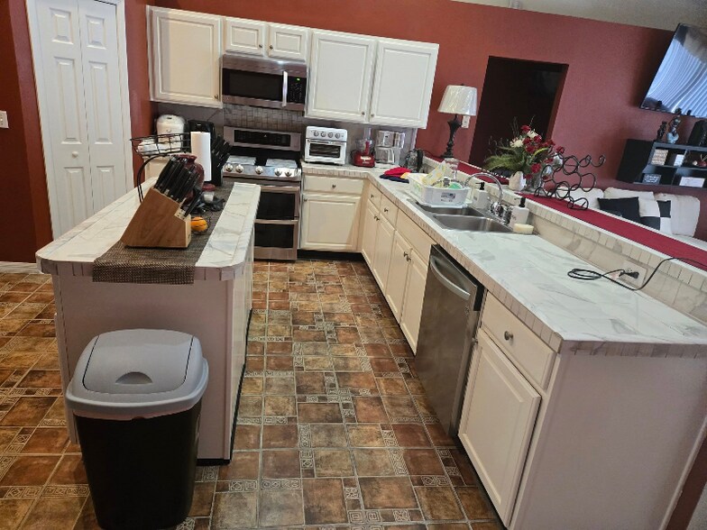 Building Photo - 672 Basingstoke Ct