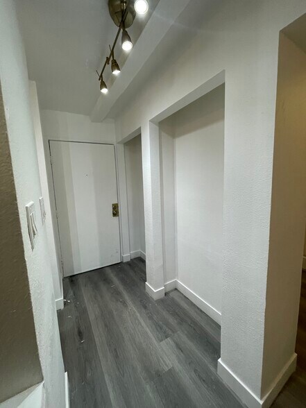 Entryway with bonus storage alcoves - 3030 Valle Vista Dr