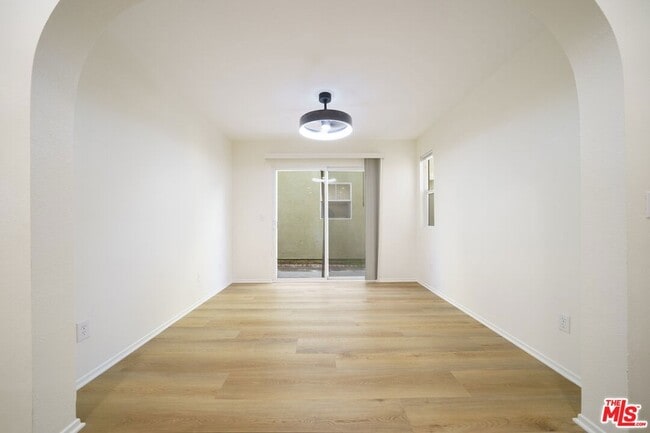 Building Photo - 121 Cancion Way