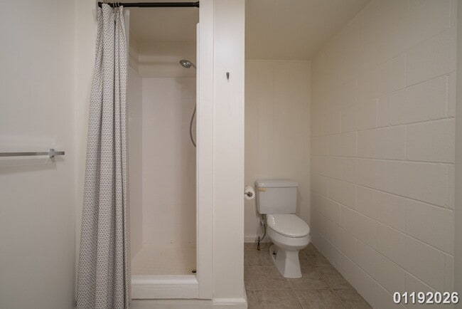 Building Photo - $2,600 / 1br - 1 BED 1 BATH DUPLEX (Honolulu)