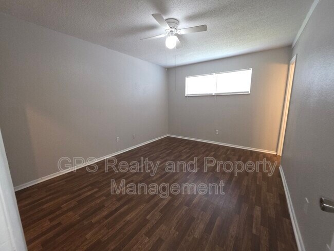 Building Photo - 843 Grove Ave