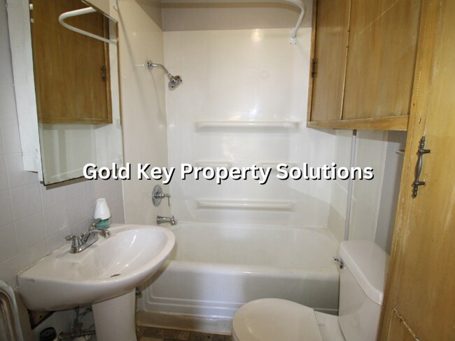 Building Photo - 2 BR 1 BA House with All New Carpet and Pa...