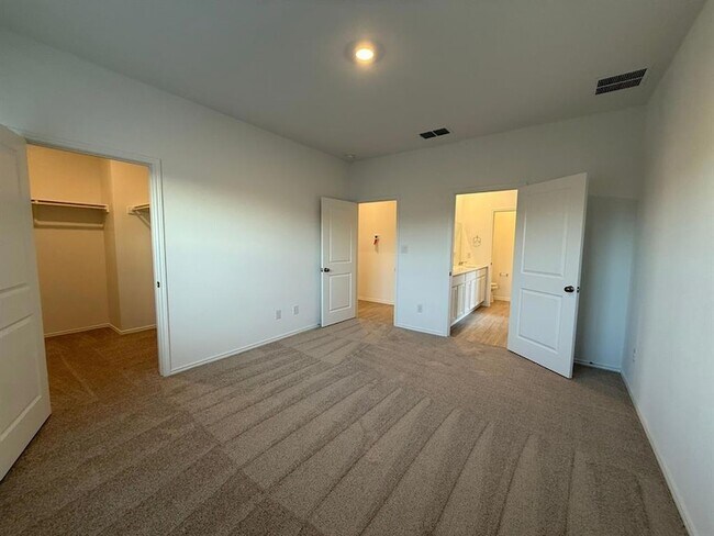 Building Photo - 561 Sormonne Lp