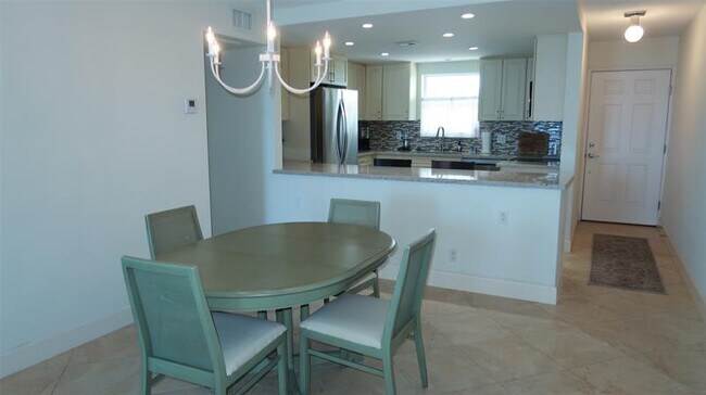 Building Photo - 1051 Hillsboro Mile